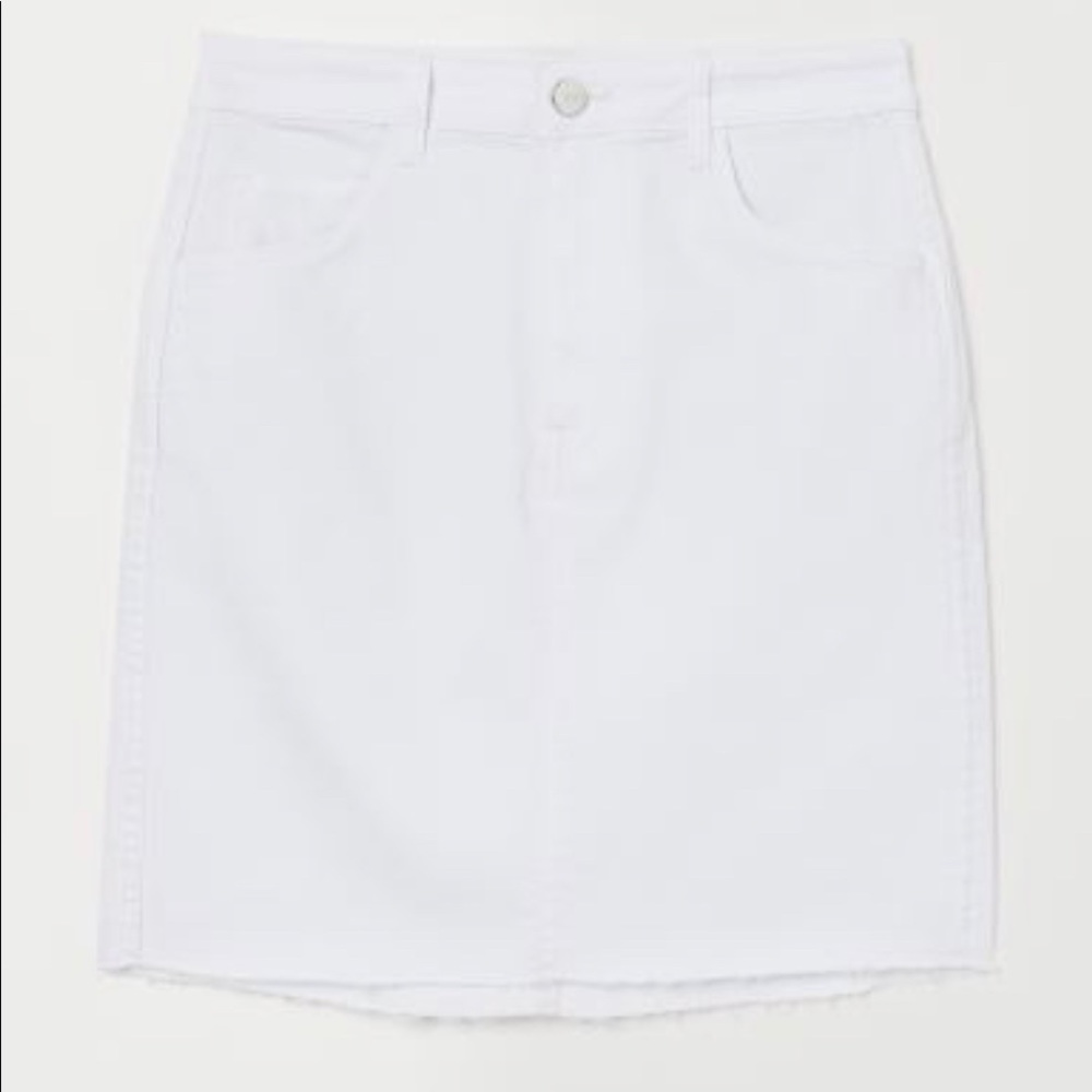 NWOT size 2 H&M white raw hem, 5-pocket skirt.